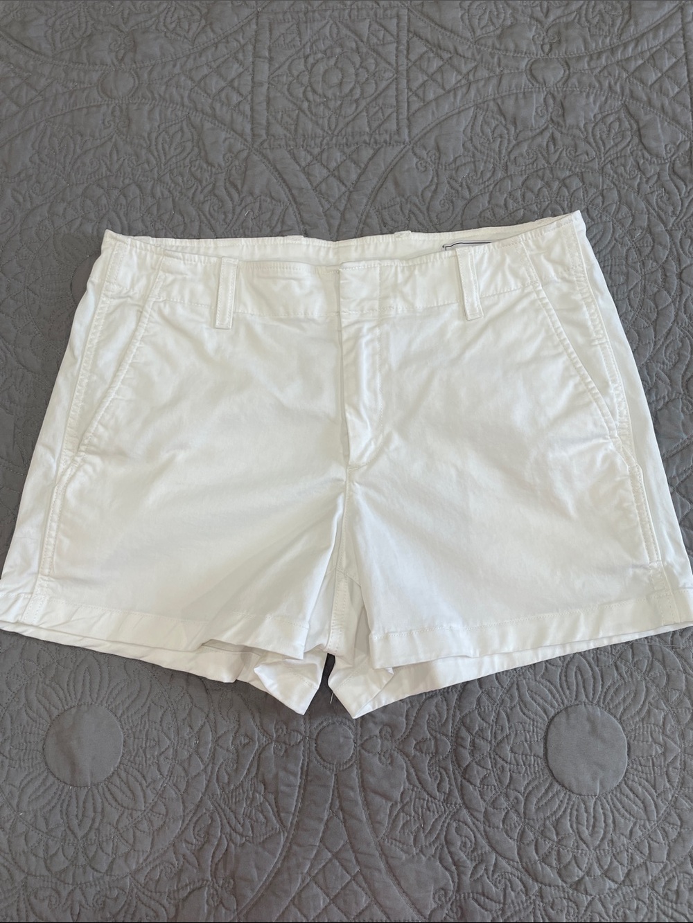 GAP White Downtown 4” shorts 10P